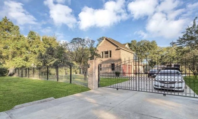 Humble House | Sleeps 18+.10 mins from IAH. Big Pool Events & Parties Allowed