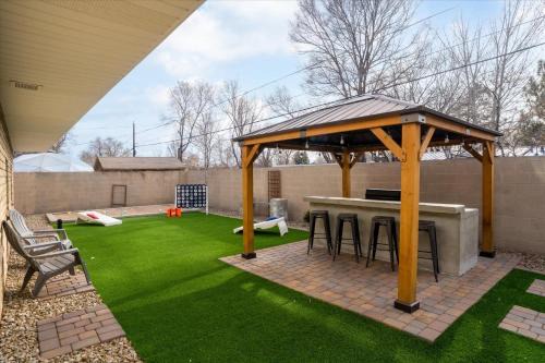 Flagstaff House | Sleeps 18 Hot Tub Pool Table Fire Pit Arcade Game