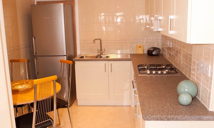 Goodmayes House | Sleeps 2-4 Self contained home. London (18 mins!)
