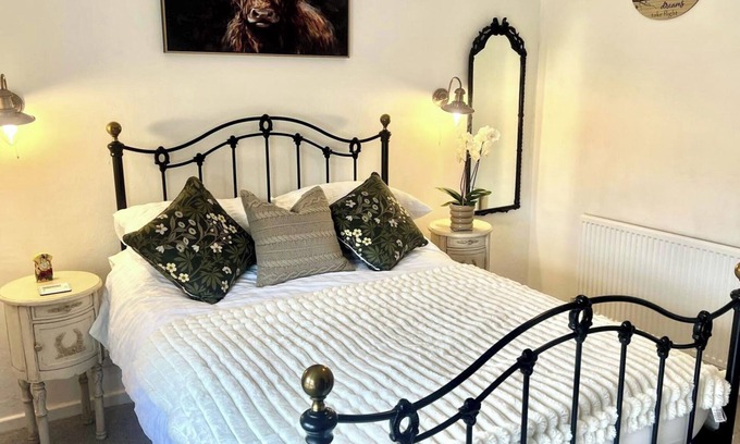 Snitterfield Cottage | Sleeps 2 Cottage -Private Garden - Log burner