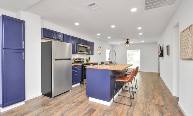 MacGregor House | Sleeps 20 | 7BR/5BA | Bedroom TVs | Urban Resort