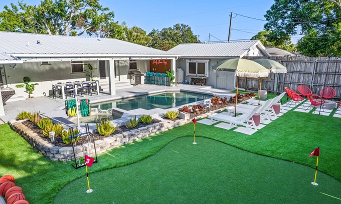 West Bradenton House | Sleeps 20~Basketball Court~Pool~Movie Room