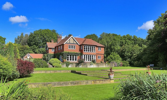 Cowbeech Villa | Sleeps 20 - Beautiful Country House with Hot Tub