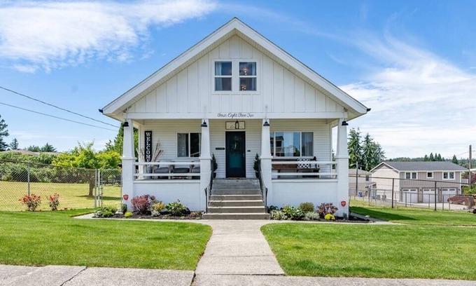 West End House | Sleeps 20 ★Family Getaway★Restaurants Shopping