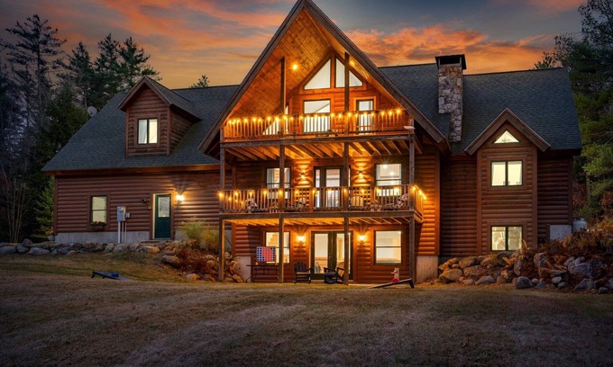 Sunday River Area Ski Chalet | Sleeps 20 | Hot Tub | Game Room | Fire Pit |4500SF