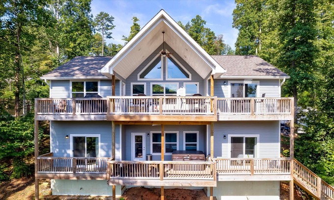 Lakeside Estates Cabin | Sleeps 20 ~Lakefront~Dock~HotTub~Firepit