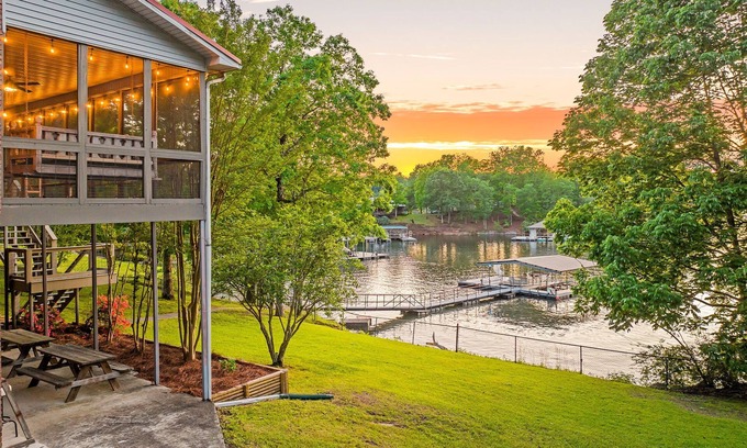 Crane Hill House | Sleeps 20! Luxe Family Lakehouse! No Steps to Water! EZ Access, Slide, Fast Wifi