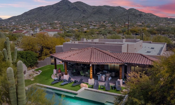 Cave Creek House | Sleeps 20, Patio Teppanyaki Grill, 2 Spas, Pool+
