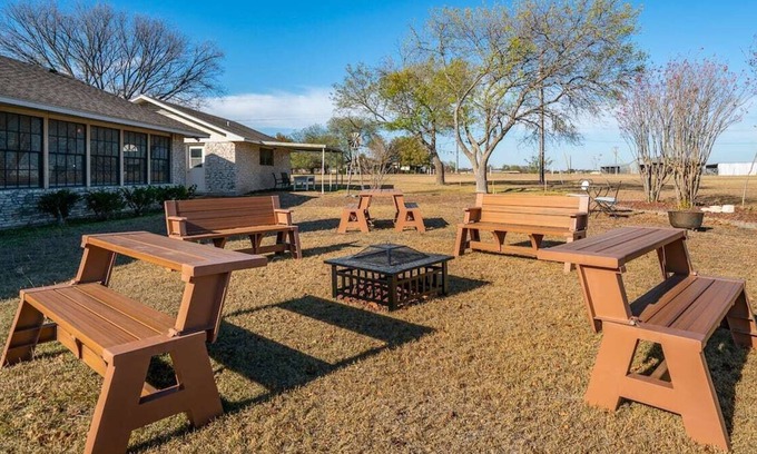 Round Rock House | Sleeps 20 - Peaceful Retreat: 3 Acres Next to Park