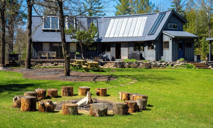 Vulcan House | Sleeps 20+! Pets OK! 4 Bedrooms, Bonus Room, Bunk House. 40 Acres! Pool Table!