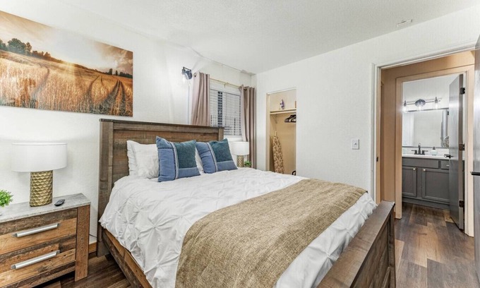 Wichita Apartment | Sleeps 20+ with 10 Beds | Central | Parking + WIFI