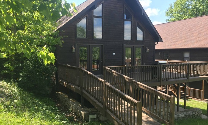 Summerlee House | Sleeps 22. Affordable Cabin 30+ minutes to New River Gorge Rafting & Climbing