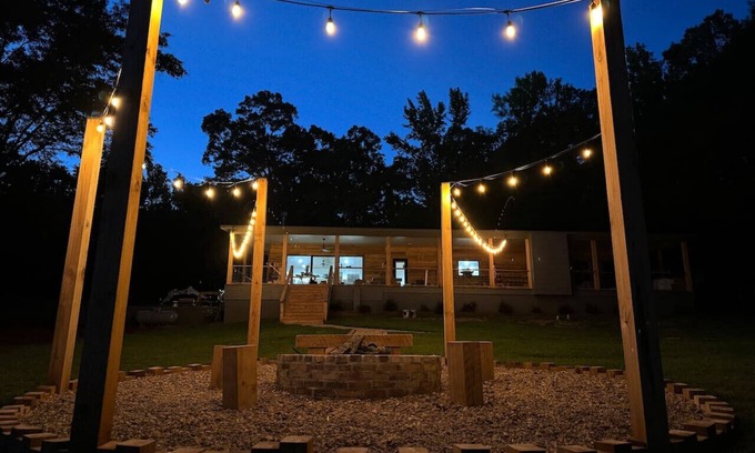 Homer House | Sleeps 24, HGTV Quality, Private Cul-de-sac Lakehouse on Lake Claiborne