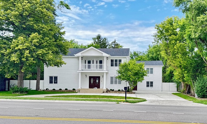 Des Plaines House | Sleeps 24+ Luxury house Near Chicago 12 king beds