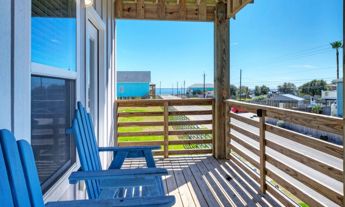 Flour Bluff House | Sleeps 26 | 2 Homes w/Waterfront Pool + Boat Dock | Laguna Village Escape