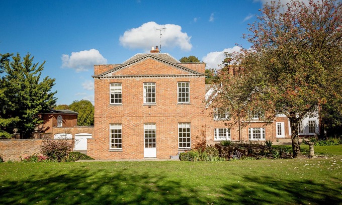 Saffron Walden Villa | Sleeps 26 - Grand Country Residence with Private Pool and spa