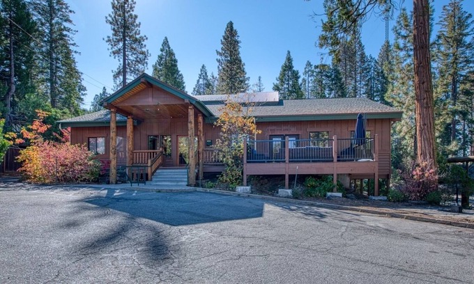 Musick Ridge Cabin | Sleeps 26 people. 1 of a kind Lodge. Large families, team bonding, retreats!