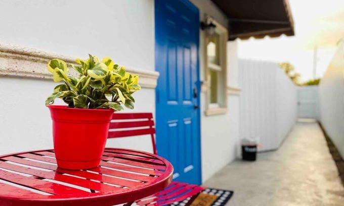 West Little Havana Apartment | Sleeps 3, Cozy, Boho Style, in the heart of Miami -free parking