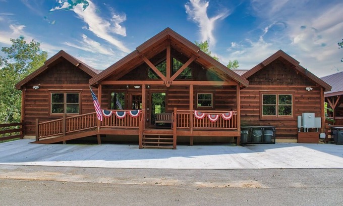 Caton Cabin | SLEEPS 30+! 8BR-Wheelchair Access-Private Pool-Putt Putt-Hot Tub-Huge Gazebo