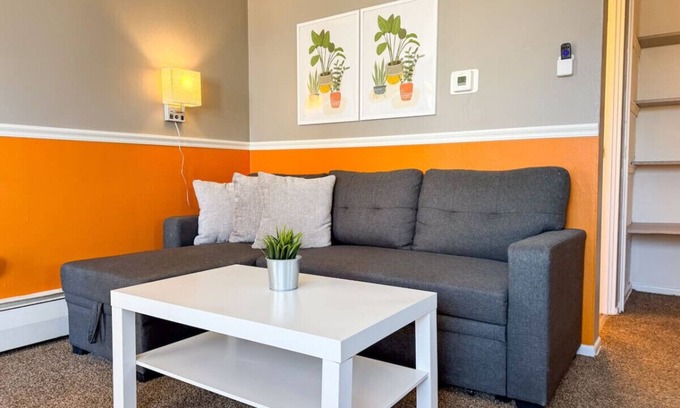 Mount Oliver Apartment | Sleeps 4! Cozy 1 Bedroom w/Comfy Queen Mattress