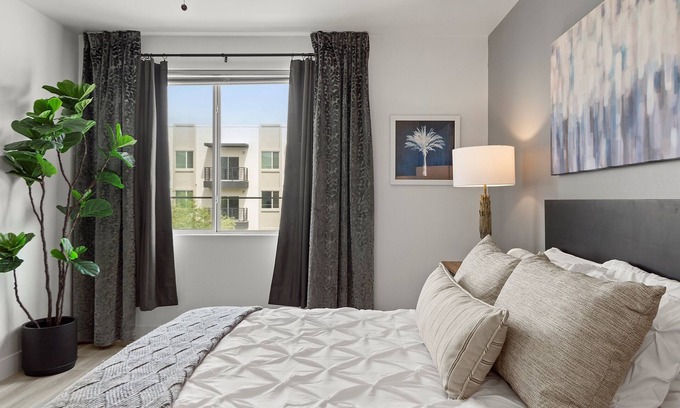 Desert View Village Condo | Sleeps 4 -Golf 》Dine 》Swim 》Self Checkin》State Fair