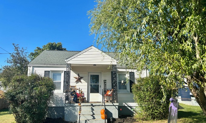 Roanoke House | SLEEPS 4+ HOT TUB.ROANOKE RIVER BIKE TRAILS PET FRIENDLY