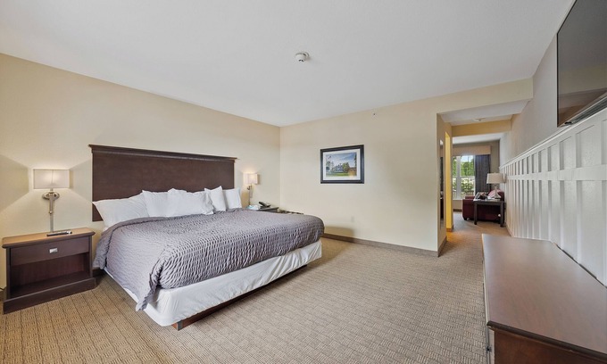 Sandusky Hotel | Sleeps 4! Hotel Room on Kelleys Island