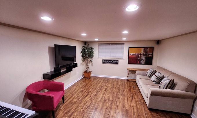 Tri-Cities House | Sleeps 4+that good doggy!Comfy, close to golf, restaurants & C.River Prk events!