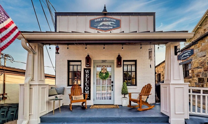 Blue Ridge House | Sleeps 4 | Walk to Scenic Railway | Pet Friendly