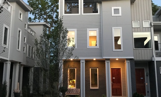 Chestnut Hill House | * SLEEPS 40* Dwell Lofts - *4 Units * 10BR* 9.5BA * Amazing Rooftops*