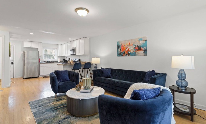 Westport House | Sleeps 5, 3 Queen Beds, Centrally Located, Near Downtown KC & County Club Plaza