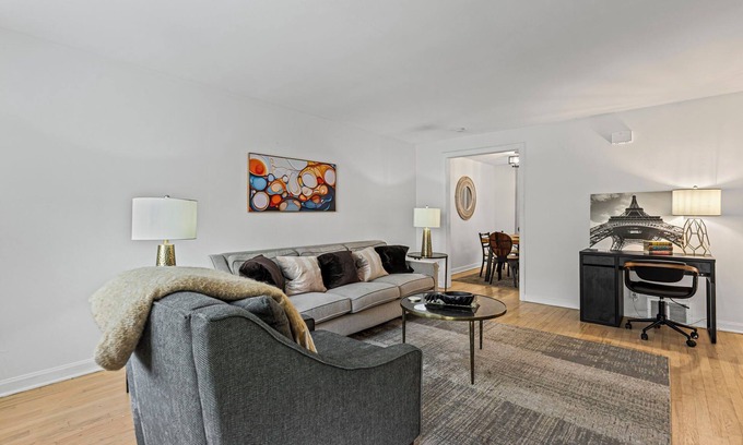 Midtown - Westport House | Sleeps 5, 3 Queen Beds, Centrally Located, Near Downtown KC & County Club Plaza