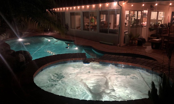 Simi Valley House | Sleeps 6 - 3 Bedroom - King - Queen - 2 Twins - Jacuzzi - Full Kitchen - Laundry