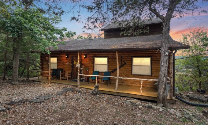 Eureka Springs House | Sleeps 6, Hot Tub, River Views