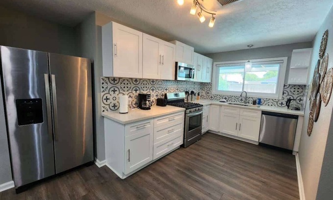 Houston House | Sleeps 6 | Houston's Stylish Poolside Retreat