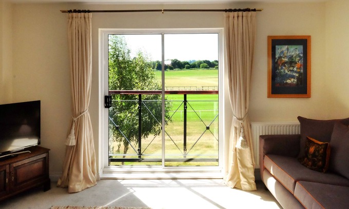 Stratford-upon-Avon House | Sleeps 6, Parking, Great View. 3 Bedrooms, 4 beds, easy walk to town centry