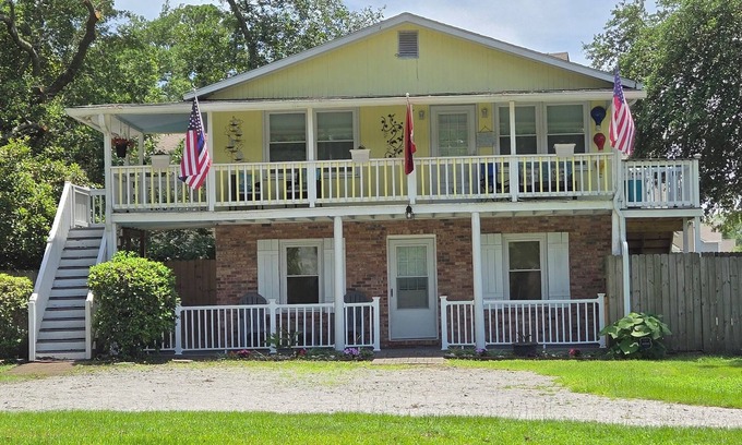 Beaufort House | Sleeps 6/Pets Yes/Marine Corps Air Station Beaufort/Upper Lvl/Parris Isl