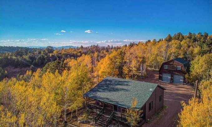 Cripple Creek Cabin | ★ Sleeps 6 ★ Surrounding Mtn + Aspen Vistas + Hot Tub + Game Room