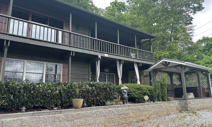 Waynesville House | Sleeps 6 with Mountain View & Hot Tub in charming Waynesville