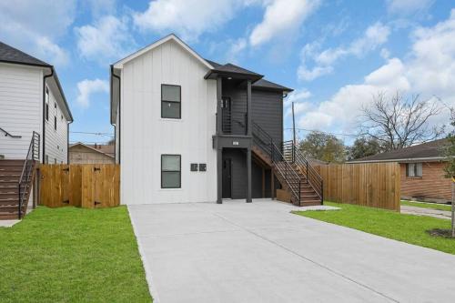 Southeast Houston House | Sleeps 7 Newly Built 10 min from All major attractions