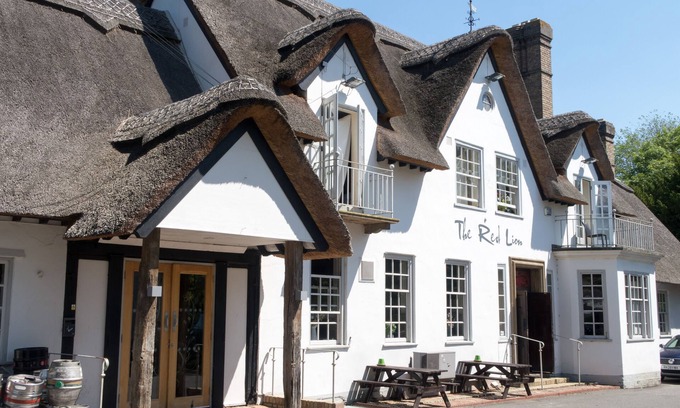 Trumpington House | Sleeps 8, 3 doubles & 2 single beds, free carpark,10 minutes drive to Cambridge
