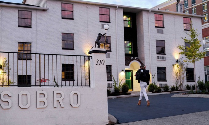 Rutledge Hill Cottage | Sleeps 8 4 Sobro Suites w/Kitchens & Art, Walk to Broadway by Avantstay