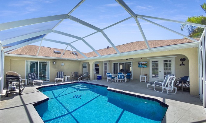Broadmoor House | Sleeps 8, full refund, pool heat, 2 suites