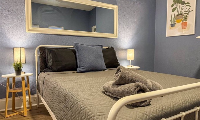 Mount Oliver Apartment | Sleeps 8! Homey 2BR Apt w/7 Beds + WIFI