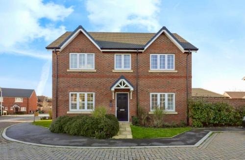 Bentham House | Sleeps 8, off-road parking for 3 cars, pet friendly, welcome hamper