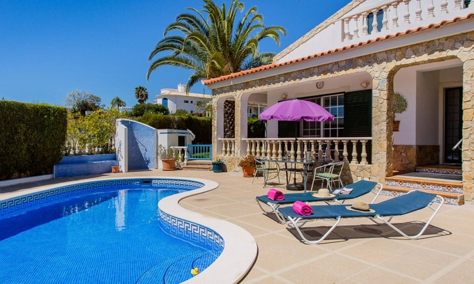 Castro Marim Villa | Sleeps 8 - 4 Aircon bedrooms/3 bathrooms - Lovely Patios, Pool and Roof Terrace