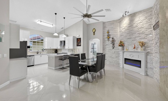 Hunt Club House | Sleeps 8 West Palm Large House Pet Friendly