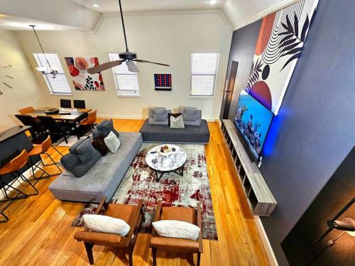 Houston Apartment | Sleeps 8 Zen Galleria Retreat KING BED Patio 3 BR