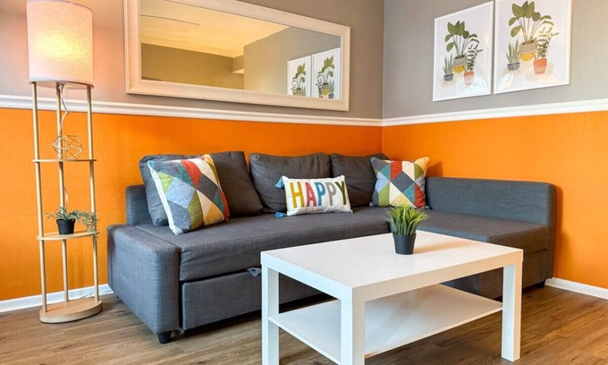Mount Oliver Apartment | Sleeps 9! 2 Bedrooms 6 Beds + Parking & WIFI