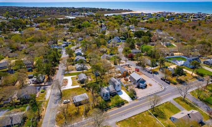 West Dennis House | Sleeps 9 Beach House in West Dennis .5 Miles To Nantucket Sound Beaches Dogs Wel
